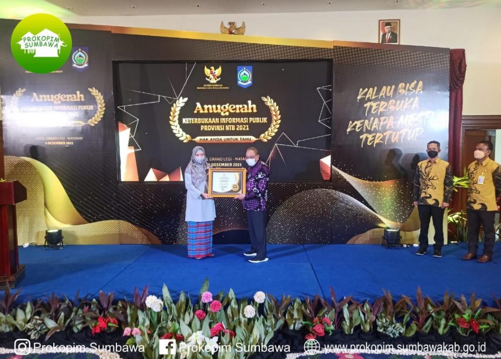 Selamat, Bupati Sumbawa Terima Penghargaan Keterbukaan Informasi Publik Tingkat Provinsi NTB